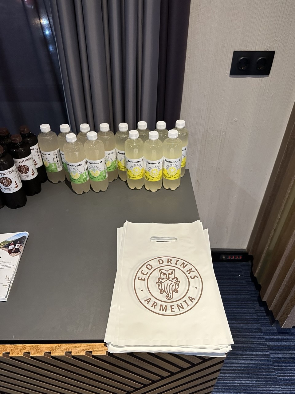 Бутылки напитков Eco Drinks Armenia и фирменная сумка